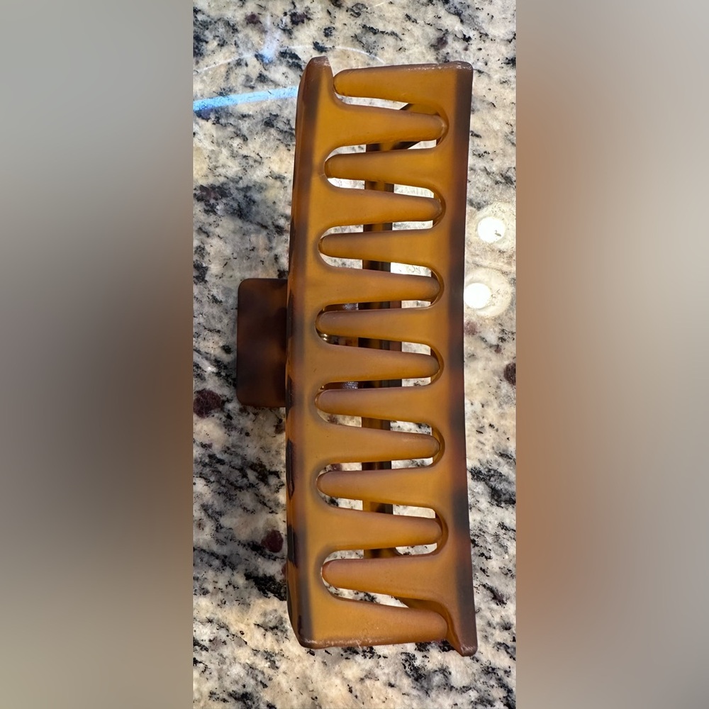 Tortoise Shell Claw Clip - Picture 3 of 5